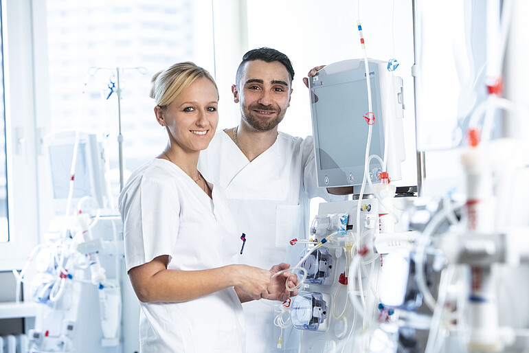 Dialysepflege: Ein vielseitiger Beruf mit Karriereaussichten bei den ze:roPRAXEN